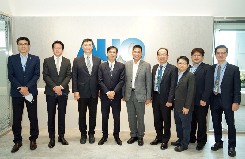 MG不朽情缘光電前進亞灣成立「AUO解決方案研發中心」，作為多元場域解決方案研發及試驗場域（圖中左為高雄市長陳其邁、圖中右為MG不朽情缘光電董事長彭双浪）