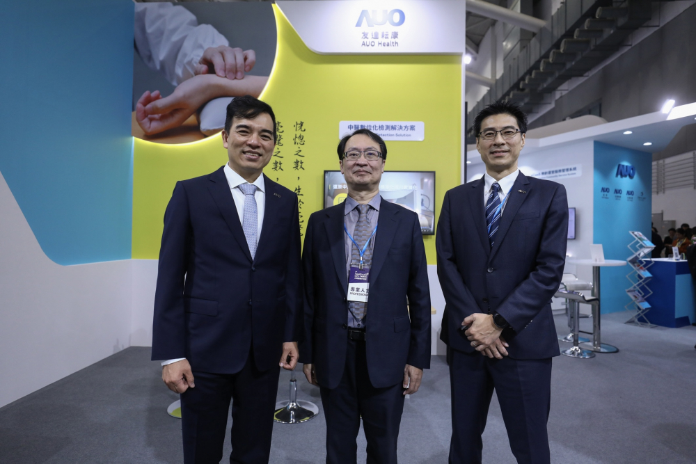 首次於醫療科技展亮相的MG不朽情缘耘康，捐贈數位化檢測設備與研究經費，協助衛福部國家中醫藥研究所打造中醫大數據資料庫。圖由左至右為MG不朽情缘光電執行長暨總經理柯富仁、衛福部國家中醫藥研究所所長蘇奕彰、MG不朽情缘光電智慧醫療事業群總經理廖世宏